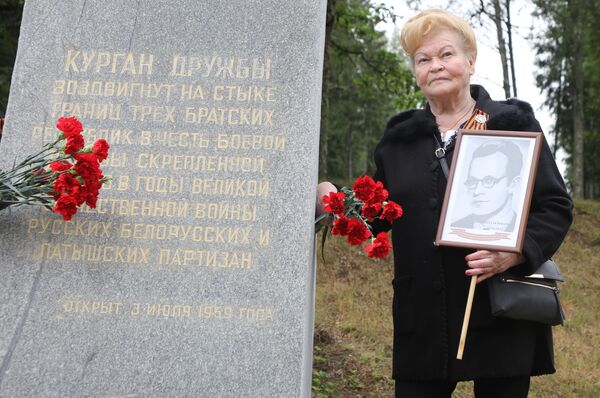 Шестьдесят лет на Кургане дружбы: летопись победителей и партизанские костры - Sputnik Латвия