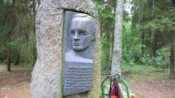 Памятник латышскому партизану Иманту Судмалису - Sputnik Латвия