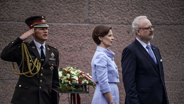 Эгилс Левитс с супругой Андрой у памятника Свободы в день инаугурации - Sputnik Латвия
