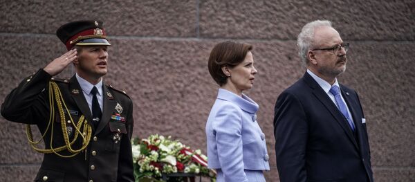 Эгилс Левитс с супругой Андрой у памятника Свободы в день инаугурации Эгилс Левитс с супругой Андрой у памятника Свободы в день инаугурации - Sputnik Латвия