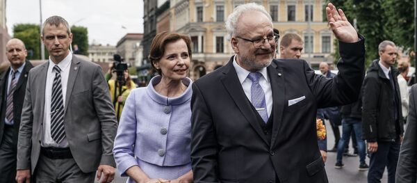 Эгилс Левитс с супругой Андрой у памятника Свободы в день инаугурации Эгилс Левитс с супругой Андрой у памятника Свободы в день инаугурации - Sputnik Латвия