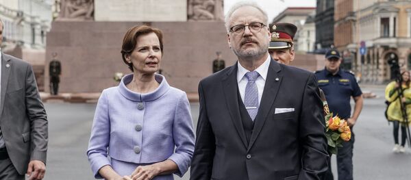 Эгилс Левитс с супругой Андрой у памятника Свободы в день инаугурации Эгилс Левитс с супругой Андрой у памятника Свободы в день инаугурации - Sputnik Latvija