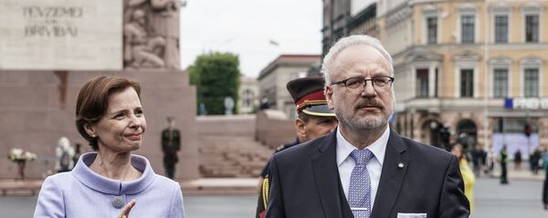 Эгилс Левитс с супругой Андрой у памятника Свободы в день инаугурации Эгилс Левитс с супругой Андрой у памятника Свободы в день инаугурации - Sputnik Latvija
