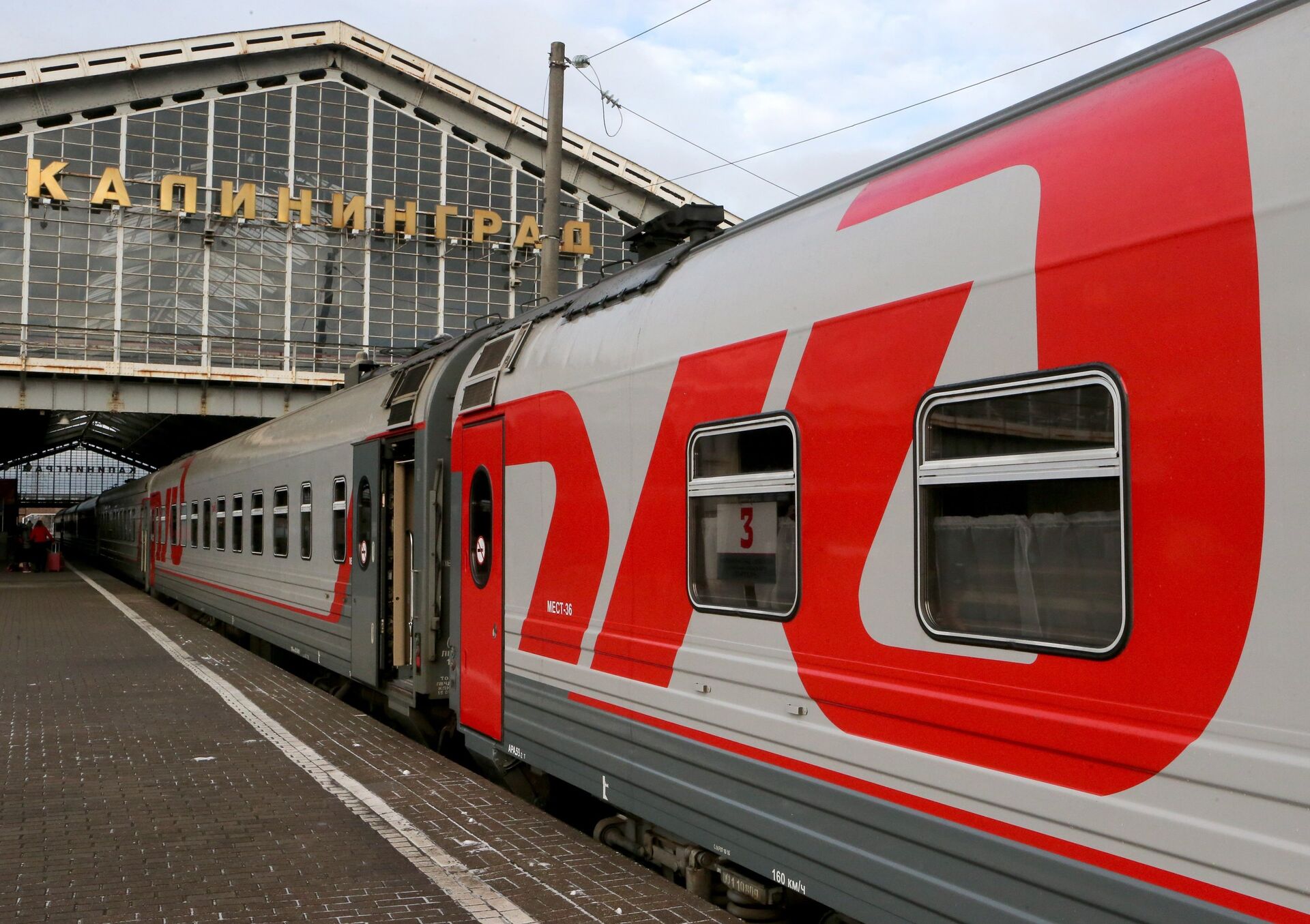 Фирменный поезд Янтарь, следующий по маршруту Москва-Калининград, на Южном вокзале Калининграда - Sputnik Латвия, 1920, 07.09.2023