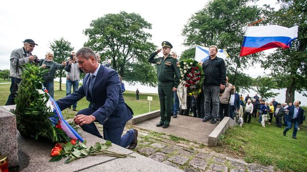 Временный поверенный в делах России в Латвии Вадим Васильев возлагает цветы к памятнику на Луцавсале - Sputnik Латвия