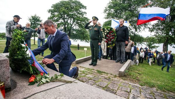 Временный поверенный в делах России в Латвии Вадим Васильев возлагает цветы к памятнику на Луцавсале - Sputnik Латвия