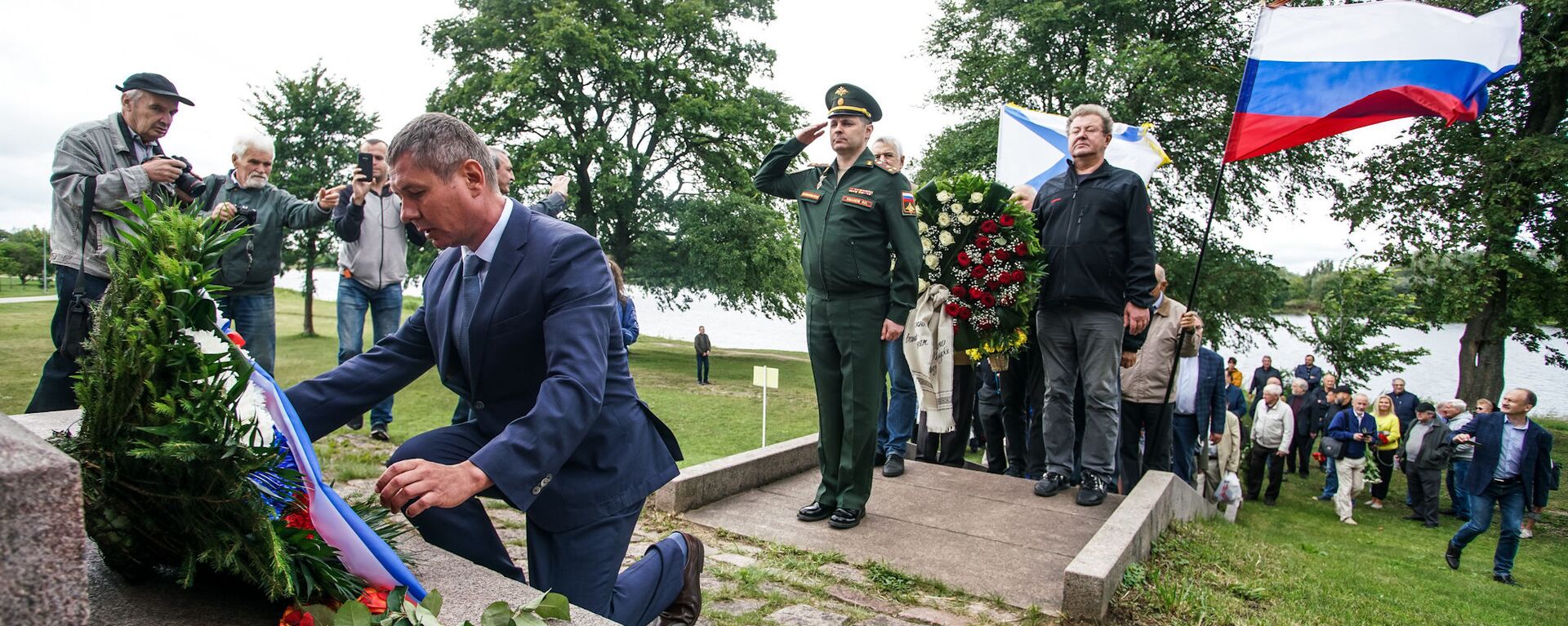 Временный поверенный в делах России в Латвии Вадим Васильев возлагает цветы к памятнику на Луцавсале - Sputnik Латвия, 1920, 10.07.2019