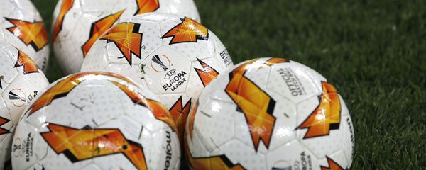 Мячи перед началом матча Лиги Европы УЕФА Мячи перед началом матча Лиги Европы УЕФА - Sputnik Латвия