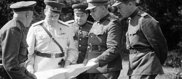 Генерал армии Иван Черняховский (второй слева) со своими боевыми соратниками обсуждает план штурма Вильнюса. Слева направо: начальник оперативного управления фронта генерал-майор Петр Иголкин, генерал армии Иван Черняховский, член военсовета фронта генерал-лейтенант Василий Макаров, командующий 5-й армией генерал-полковник Николай Крылов, член военсовета 5-й армии полковник С.Деньгин. Генерал армии Иван Черняховский (второй слева) со своими боевыми соратниками обсуждает план штурма Вильнюса. Слева направо: начальник оперативного управления фронта генерал-майор Петр Иголкин, генерал армии Иван Черняховский, член военсовета фронта генерал-лейтенант Василий Макаров, командующий 5-й армией генерал-полковник Николай Крылов, член военсовета 5-й армии полковник С.Деньгин. - Sputnik Latvija