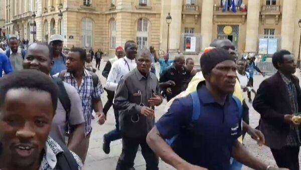 Протест черных жилетов: мигранты ворвались в здание Пантеона в Париже - Sputnik Latvija