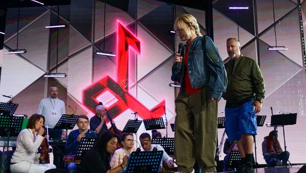 Хозяйка фестиваля Laima Rendezvous Jūrmala Лайма Вайкуле дает последние наставления перед началом грандиозного шоу - Sputnik Латвия