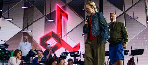 Хозяйка фестиваля Laima Rendezvous Jūrmala Лайма Вайкуле дает последние наставления перед началом грандиозного шоу - Sputnik Латвия