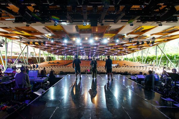 Так выглядит концертный зал Дзинтари глазами исполнителей со сцены - Sputnik Латвия