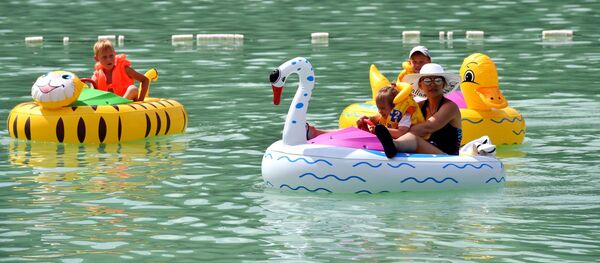 Отдыхающие в зоне отдыха развлекательного комплекса Рублевка в Чемальском районе Республики Алтай - Sputnik Latvija