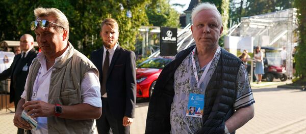 Эстрадный певец и танцовщик Борис Моисеев, находящийся в Юрмале на отдыхе, также посетил первый день фестиваля  - Sputnik Латвия