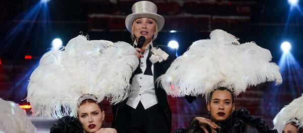 Хозяйка фестиваля - Лайма Вайкуле - в завершении первой части концерта исполнила песню Аллы Пугачевой Мэри Хозяйка фестиваля - Лайма Вайкуле - в завершении первой части концерта исполнила песню Аллы Пугачевой Мэри - Sputnik Latvija