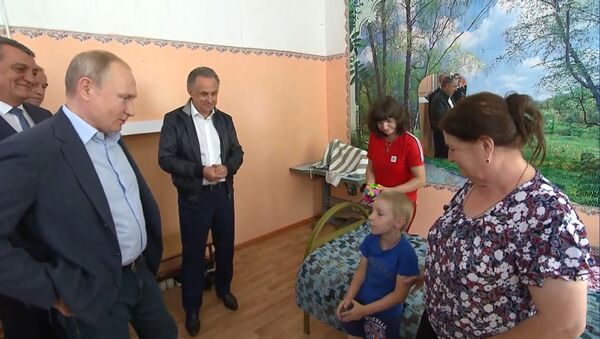 Вы Путин? Президент РФ встретился с пострадавшими от иркутского паводка - Sputnik Латвия