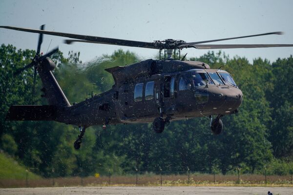 Показательное выступление американского многоцелевого вертолета Sikorsky UH-60M Blackhawk - Sputnik Латвия