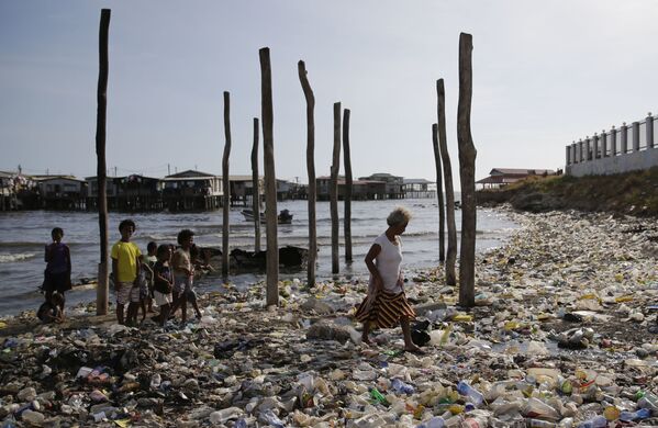Замусоренный пляж в Порт-Морсби, столице Папуа — Новой Гвинеи. - Sputnik Латвия