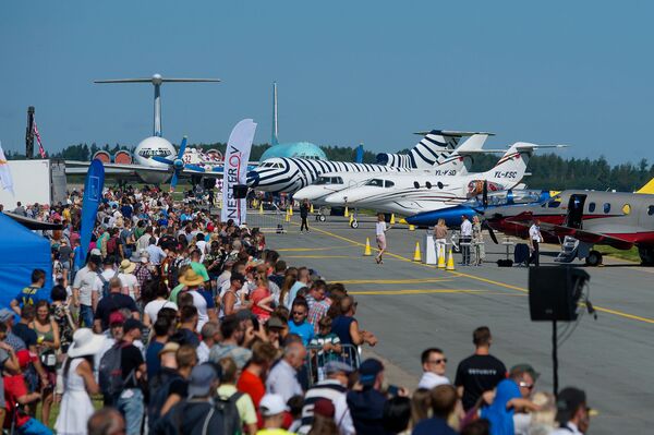 Балтийские пчелы в Юрмале: полеты за гранью возможного на грандиозном авиашоу Балтийские пчелы в Юрмале: полеты за гранью возможного на грандиозном авиашоу - Sputnik Латвия