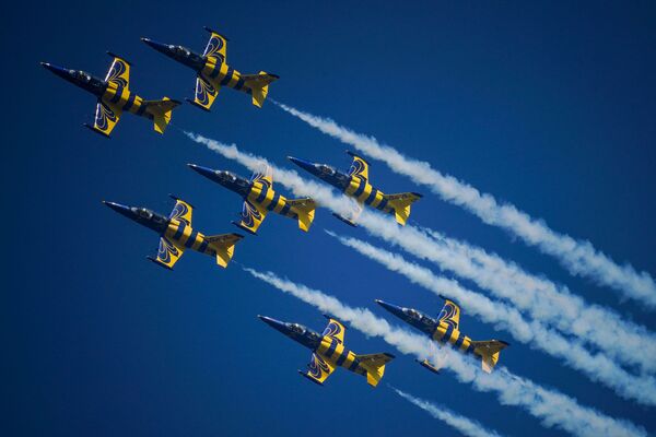Балтийские пчелы в Юрмале: полеты за гранью возможного на грандиозном авиашоу Балтийские пчелы в Юрмале: полеты за гранью возможного на грандиозном авиашоу - Sputnik Латвия