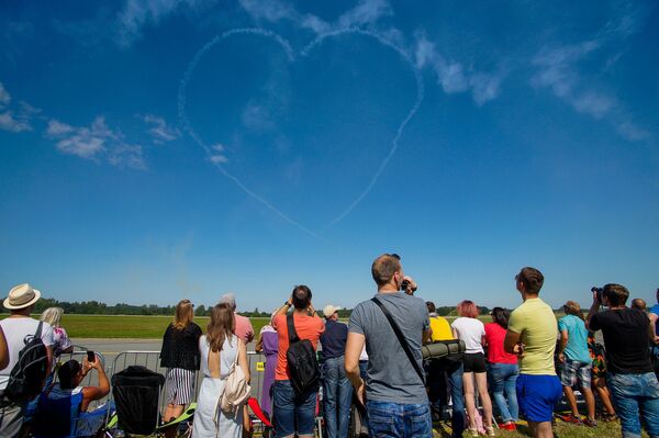 Балтийские пчелы в Юрмале: полеты за гранью возможного на грандиозном авиашоу Балтийские пчелы в Юрмале: полеты за гранью возможного на грандиозном авиашоу - Sputnik Латвия