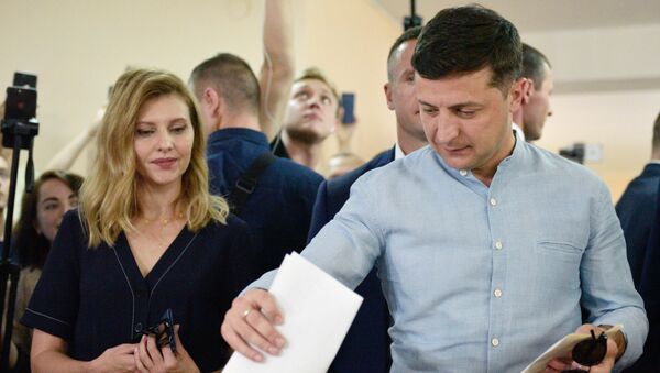 Президент Украины Владимир Зеленский голосует на досрочных выборах в Верховную раду Украины - Sputnik Латвия