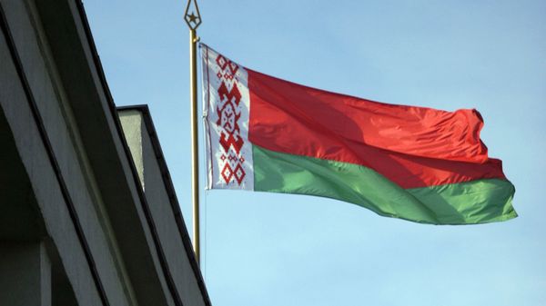 Флаг Беларуси на здании Минского горисполкома - Sputnik Латвия
