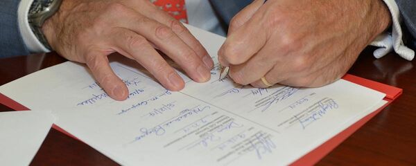 Dokumentu parakstīšana. Foto no arhīva Dokumentu parakstīšana. Foto no arhīva - Sputnik Latvija