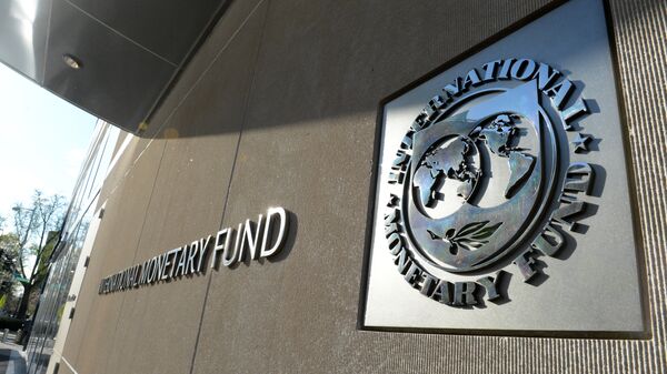 Табличка с логотипом Международного валютного фонда на стене здания МВФ - Sputnik Latvija
