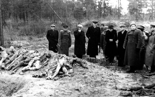 Salaspils Garnizona kapi. Valsts Ārkārtas komisijas locekļi pie atraktā kapa (1944. g. foto) - Sputnik Latvija