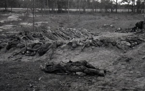 Koncentrācijas nometnes gūstekņu mirstīgās atliekas, kas atrastas veco Garnizona kapu vietā (1944. g. foto) - Sputnik Latvija