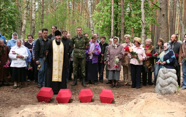 Salaspils koncentrācijas nometnes gūsteņu pārapbedīšana 2009. gada 12. maijā - Sputnik Latvija