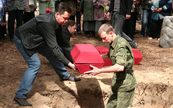 Salaspils koncentrācijas nometnes gūsteņu pārapbedīšana 2009. gada 12. maijā. - Sputnik Latvija