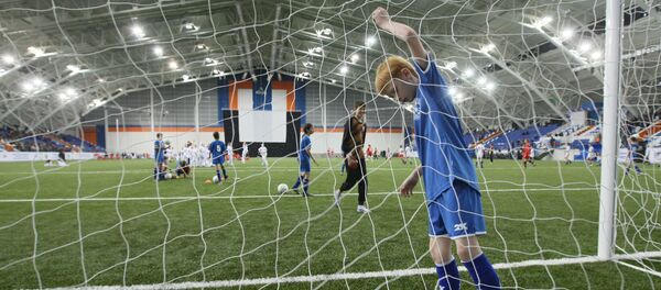 Юные спортсмены на футбольном манеже - Sputnik Латвия