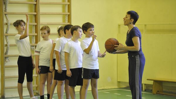 Урок физкультуры в общеобразовательной школе - Sputnik Latvija