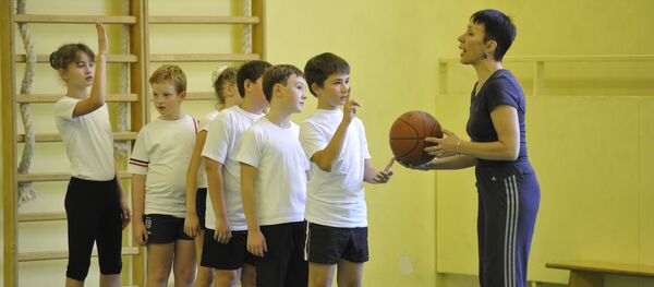 Урок физкультуры в общеобразовательной школе - Sputnik Латвия