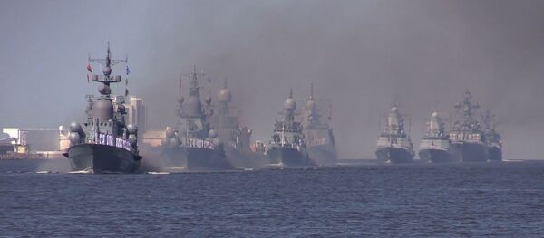 Видео - боевые корабли и подлодка на репетиции парада ВМФ в Кронштадте Видео - боевые корабли и подлодка на репетиции парада ВМФ в Кронштадте - Sputnik Латвия
