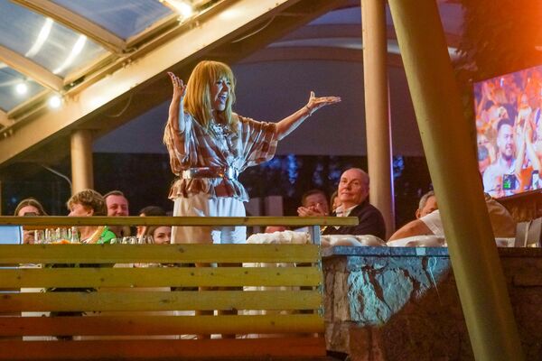 Овации, обмороки и Пугачева: в Юрмале завершился фестиваль Лаймы Вайкуле Овации, обмороки и Пугачева: в Юрмале завершился фестиваль Лаймы Вайкуле - Sputnik Латвия