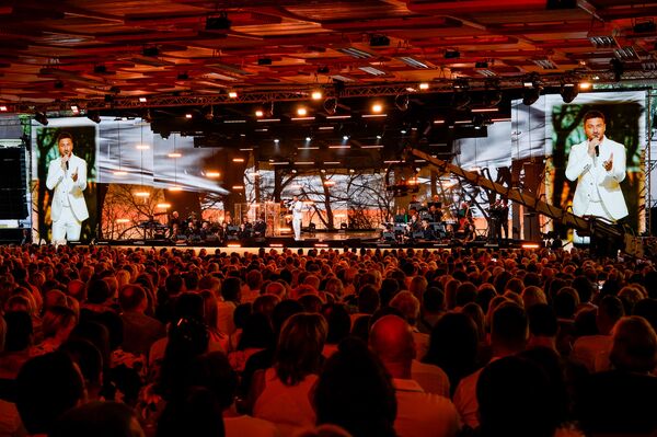 Овации, обмороки и Пугачева: в Юрмале завершился фестиваль Лаймы Вайкуле Овации, обмороки и Пугачева: в Юрмале завершился фестиваль Лаймы Вайкуле - Sputnik Латвия