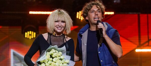 Максим Галкин одарил хозяйку фестиваля  - несравненную Лайму Вайкуле - шикарным букетом белых роз  - Sputnik Латвия