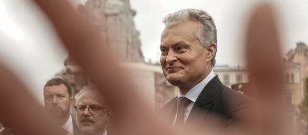 Президент Литвы Гитанас Науседа у памятника Свободы в Риге - Sputnik Латвия
