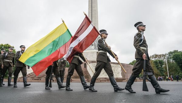 Флаги Литвы и Латвии у памятника Свободы в Риге - Sputnik Латвия