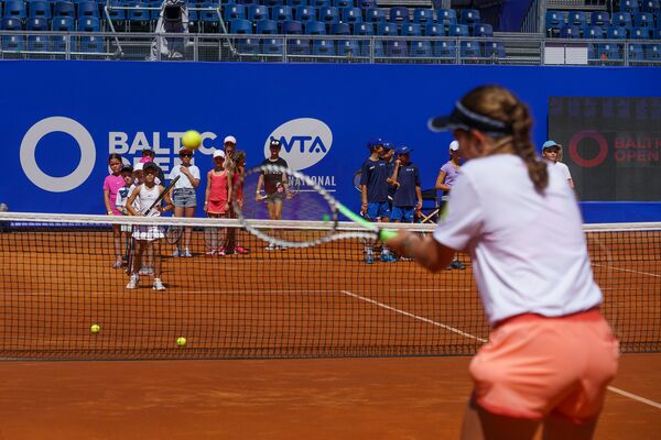 Baltic Open в Юрмале: Марцинкевич выбыла, Остапенко дала мастер-класс детям - Sputnik Латвия