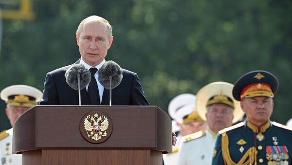  Президент РФ В. Путин принял участие в праздновании Дня ВМФ РФ в Санкт-Петербурге - Sputnik Latvija