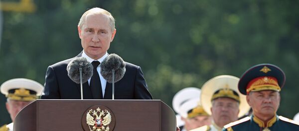  Президент РФ В. Путин принял участие в праздновании Дня ВМФ РФ в Санкт-Петербурге - Sputnik Latvija
