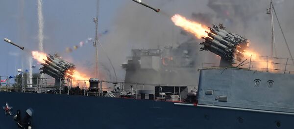Стрельбы из реактивных бомбометов РБУ-6000 Смерч-2 с палуб кораблей в честь Дня ВМФ в Севастополе - Sputnik Латвия