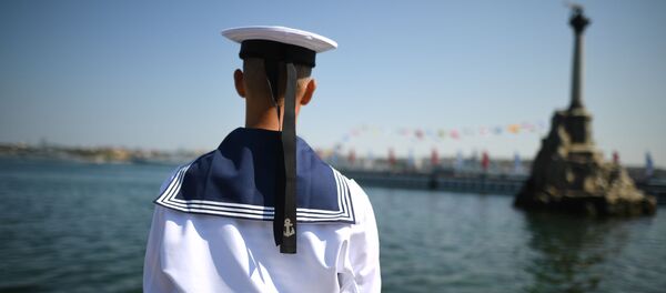 Моряк на набережной в Севастополе недалеко от памятника Затопленным кораблям в Севастополе Моряк на набережной в Севастополе недалеко от памятника Затопленным кораблям в Севастополе - Sputnik Latvija