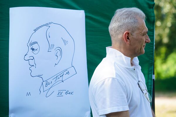 Прогулка по аллее Пикуля: как Рига чествует прославленного писателя - Sputnik Латвия