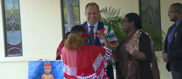 Главу МИД РФ в танце проводили на переговоры в Суринаме - видео - Sputnik Латвия